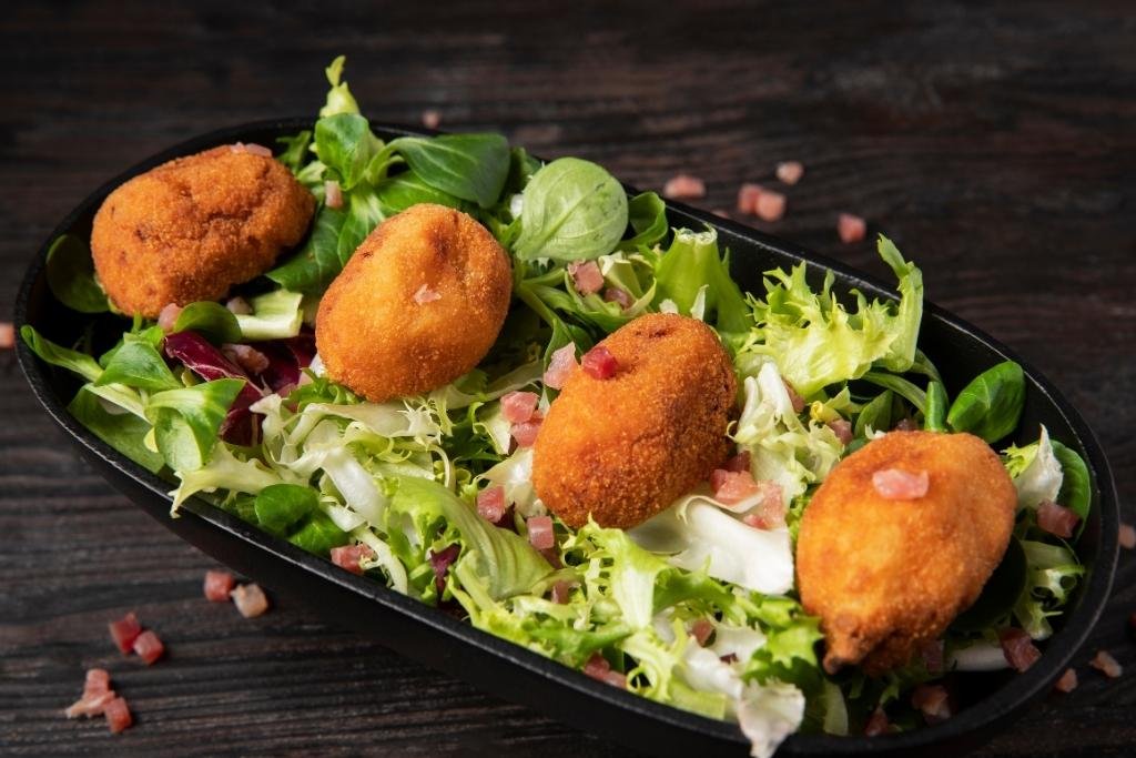 Croquetas de jamón, una de las mejores tapas de Barcelona.